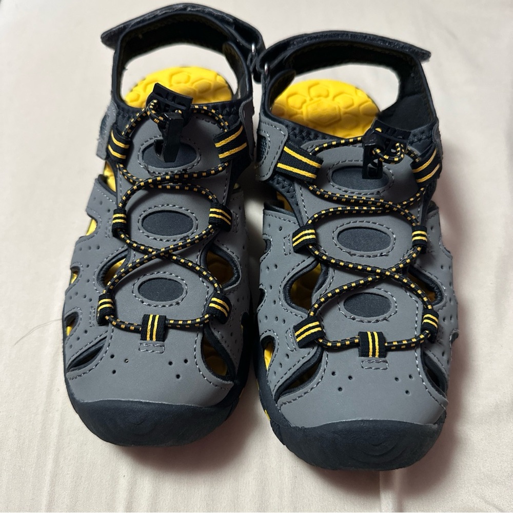 Khombu “Charlie” closed toed sandals / water shoes boys size 3M